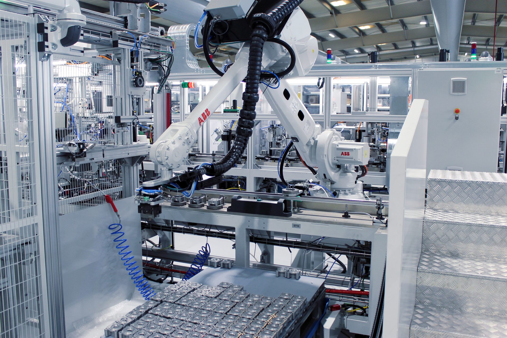 Camozzi pneumatic cylinders integrated into an ABB robot end-effector for cylinder-head handling